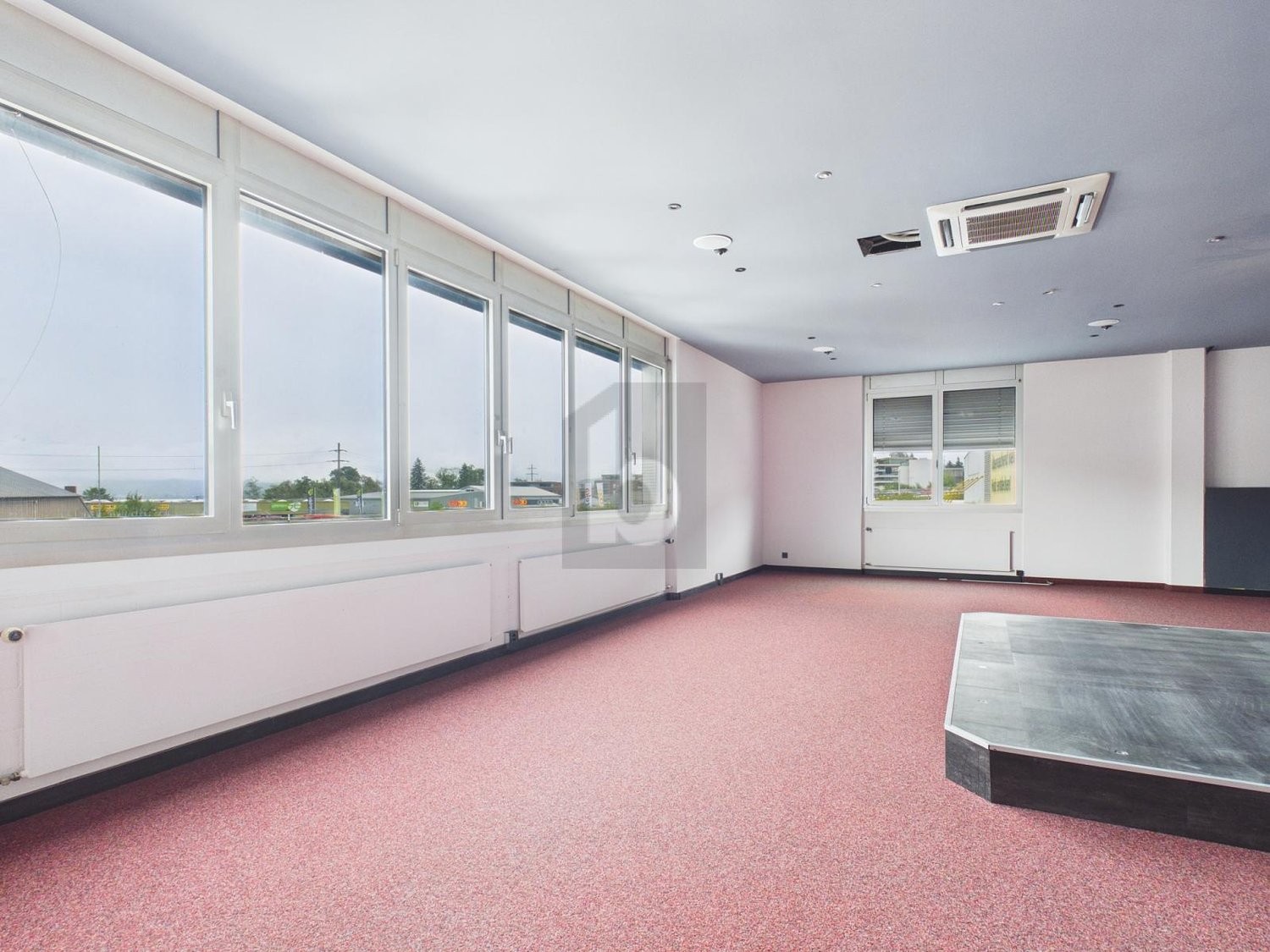 200m² office