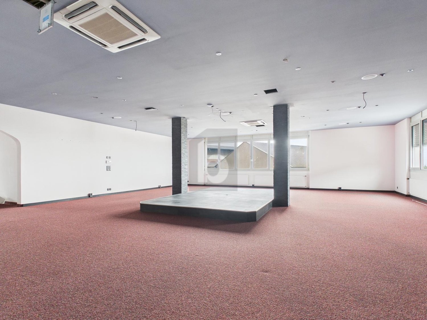 200m² office