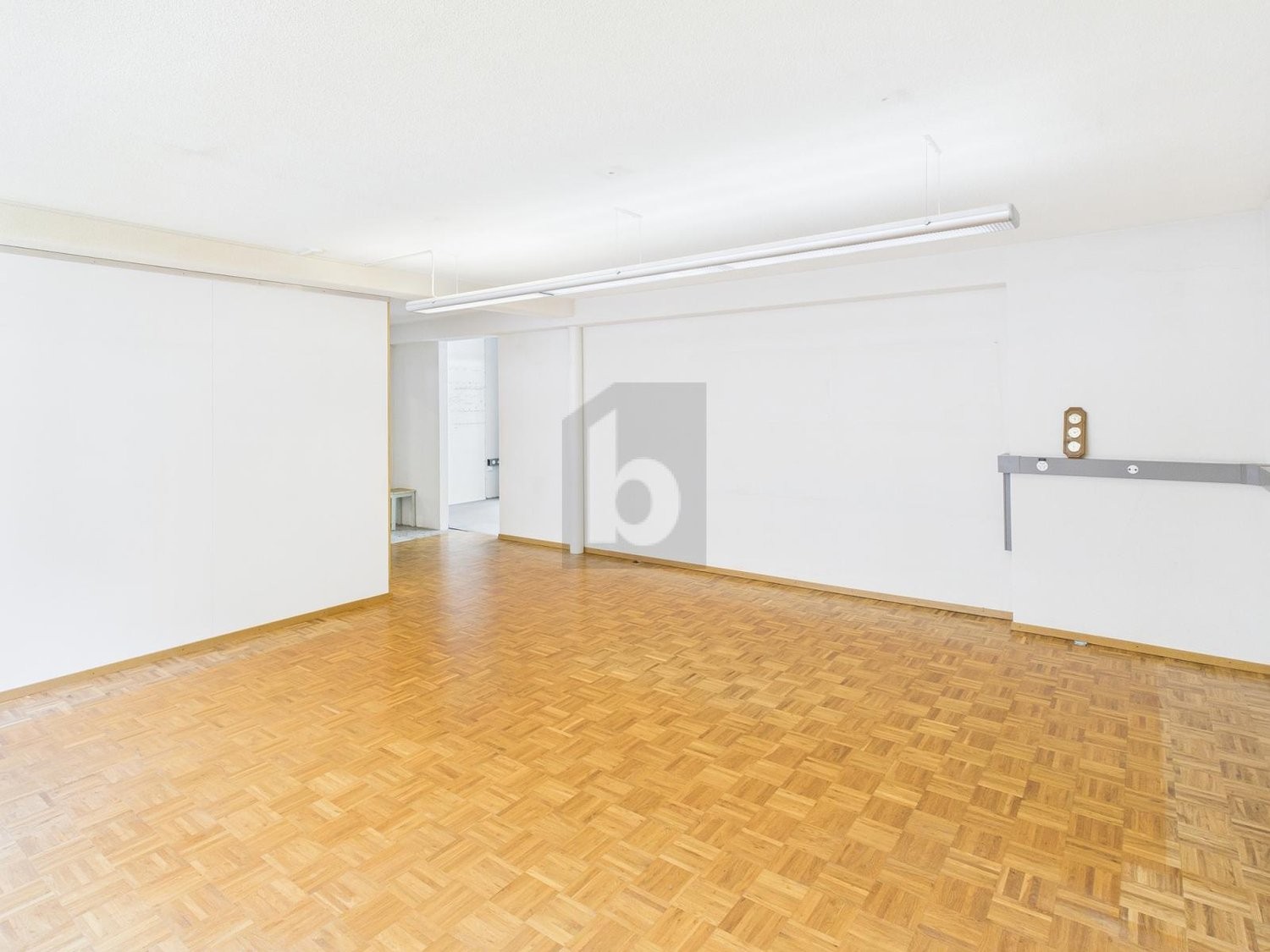 190m² shop, Foto 3 von 4