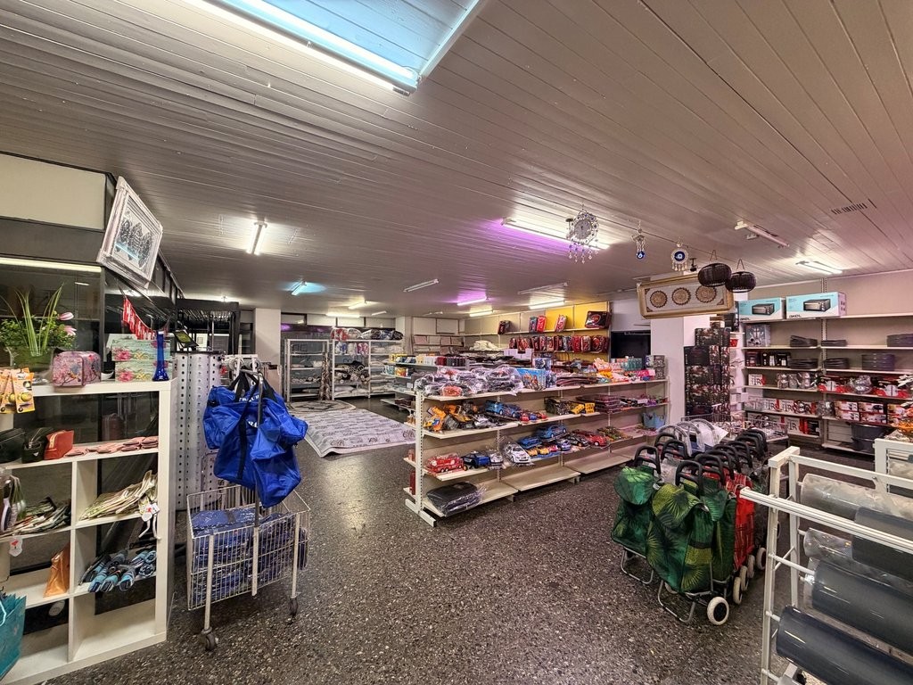 negozio di 240m², foto 2 di 5