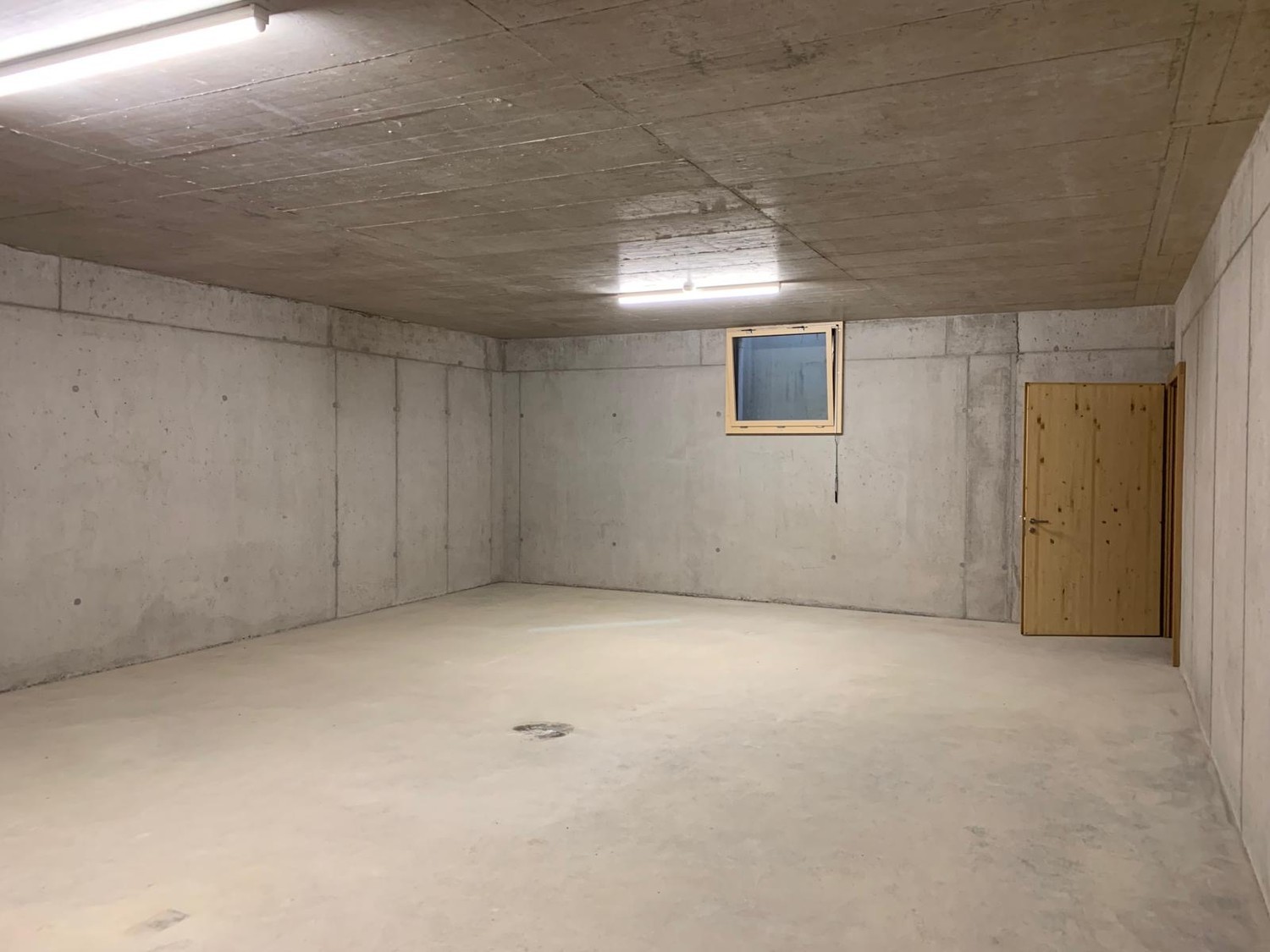 77m² commercial, Foto 1 von 3