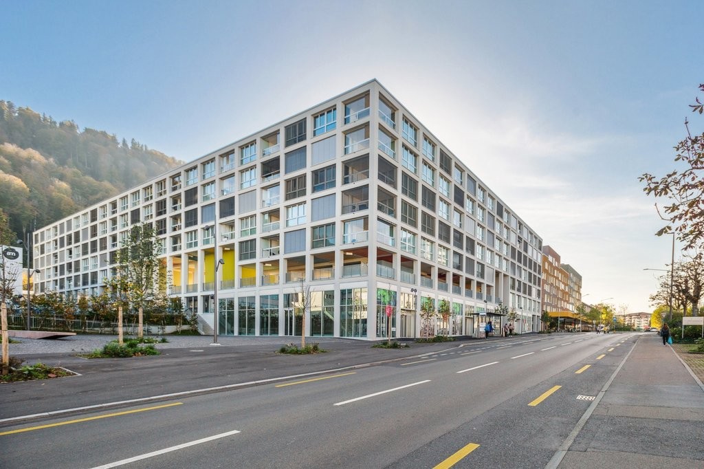 375m² shop