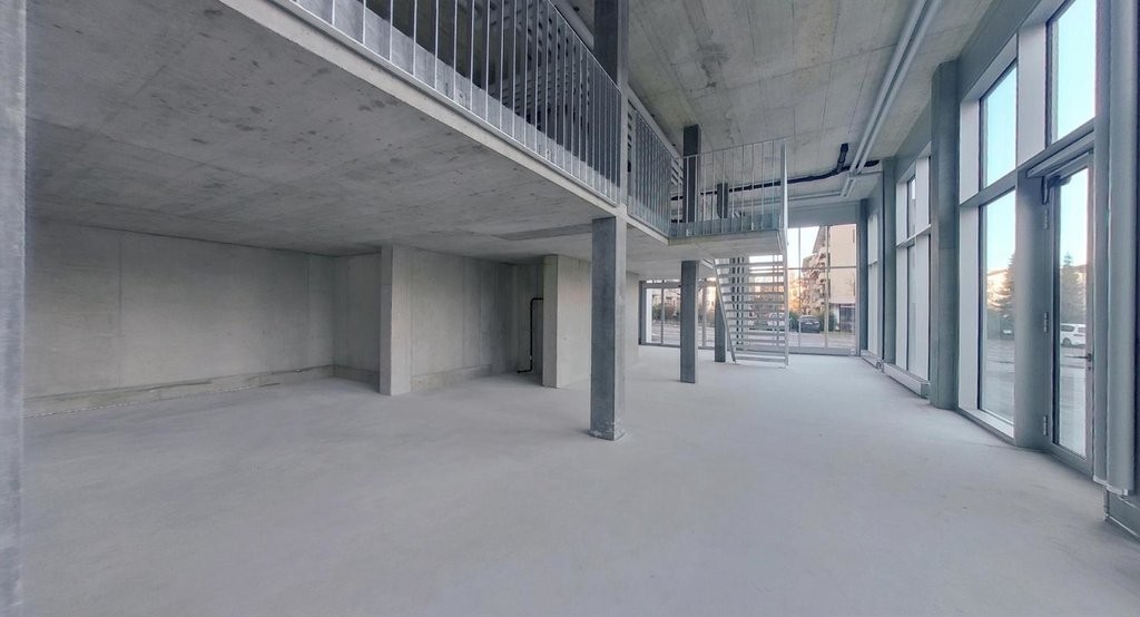 375m² shop