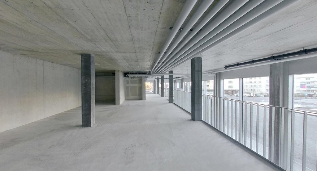 375m² shop