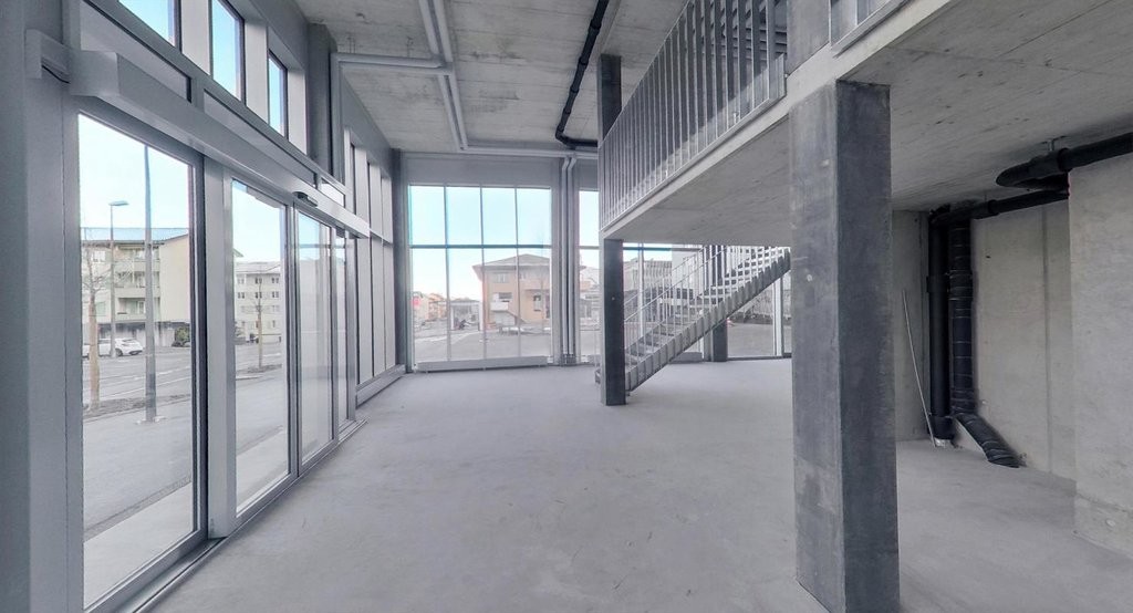 375m² shop