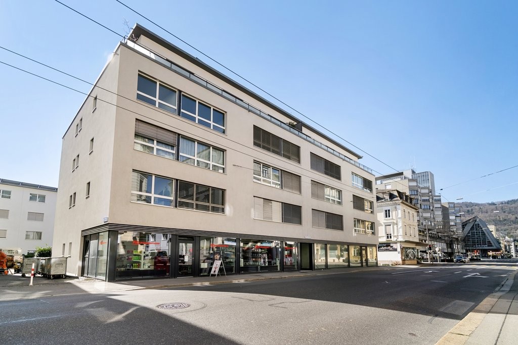 79m² shop
