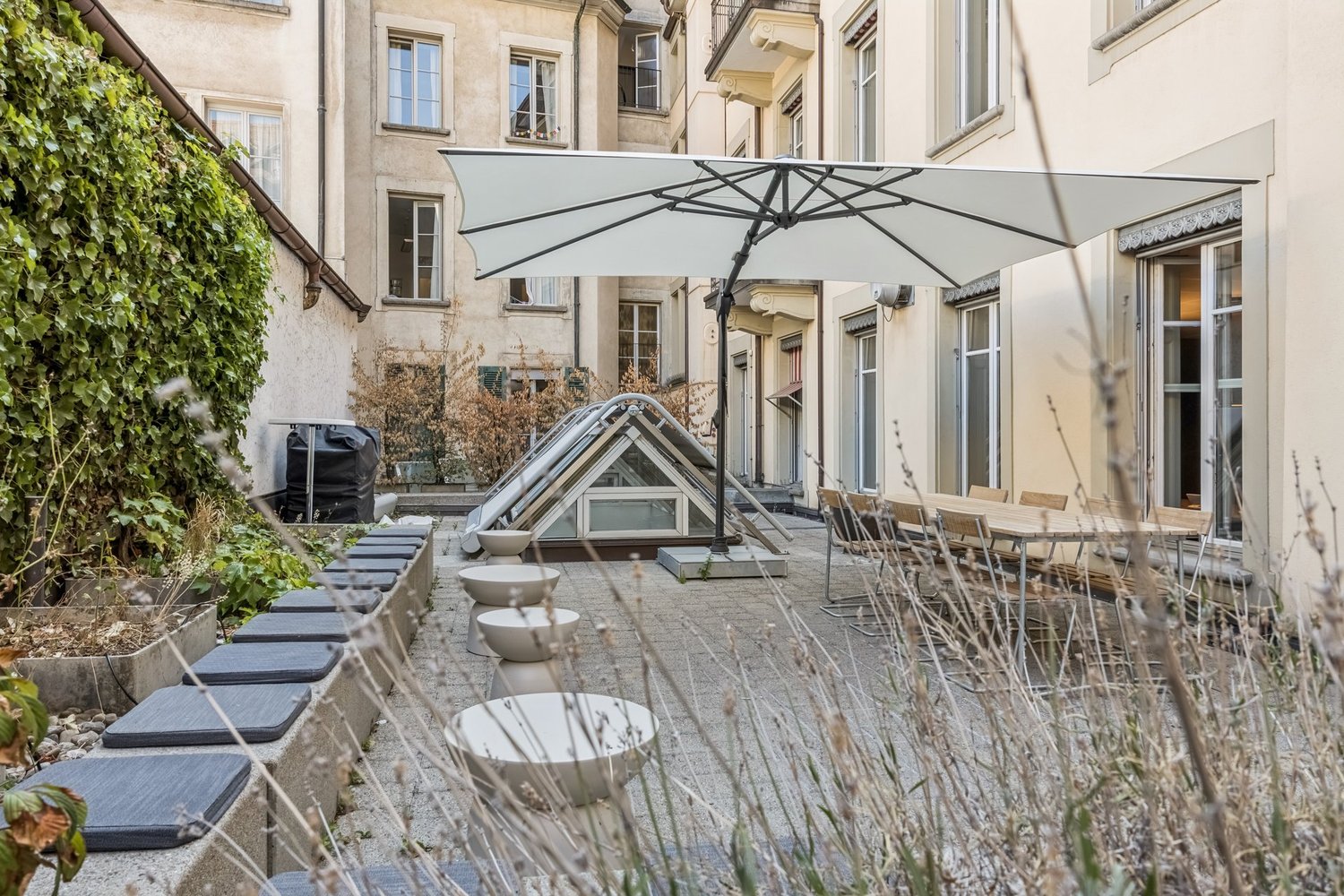 100m² office