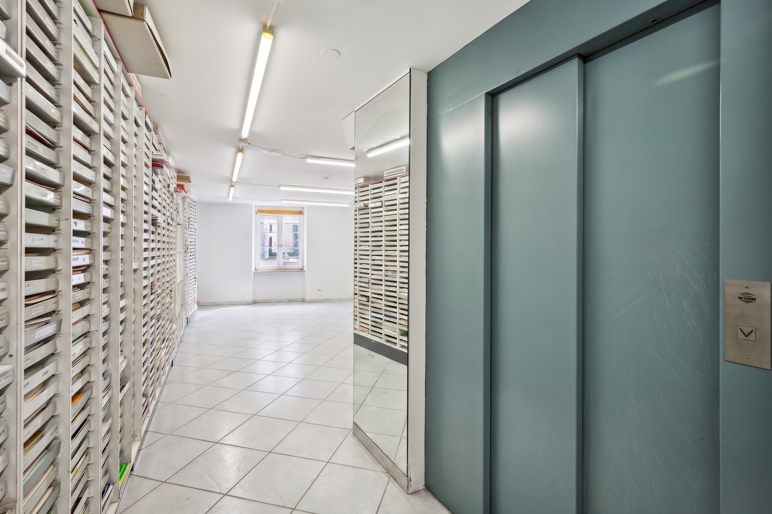 200m² shop