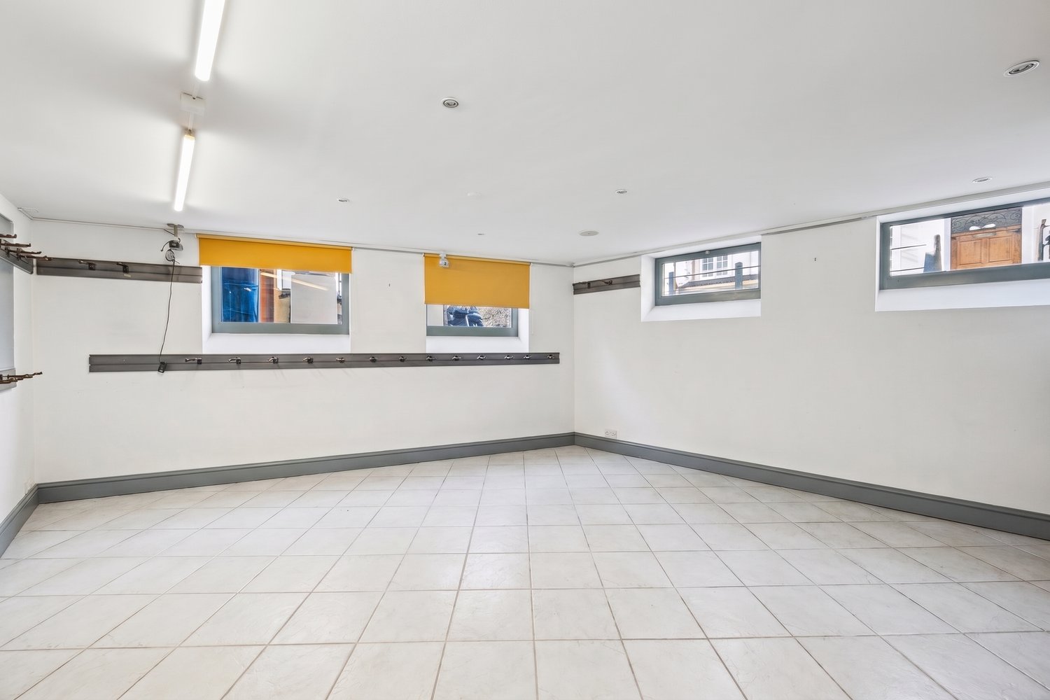 200m² shop