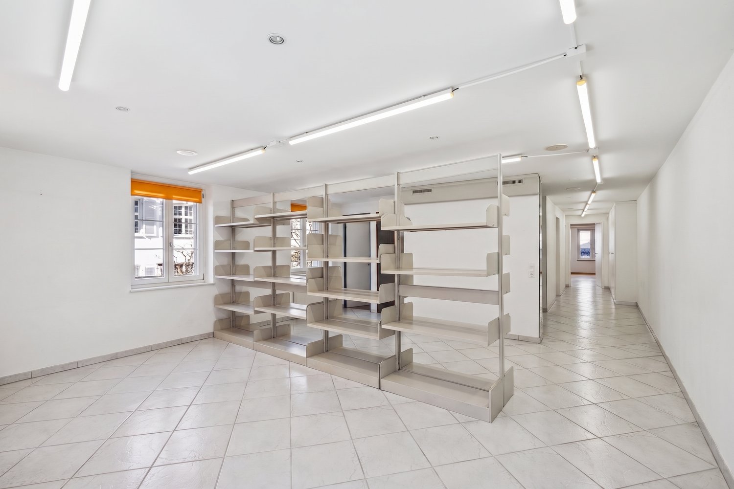 200m² shop