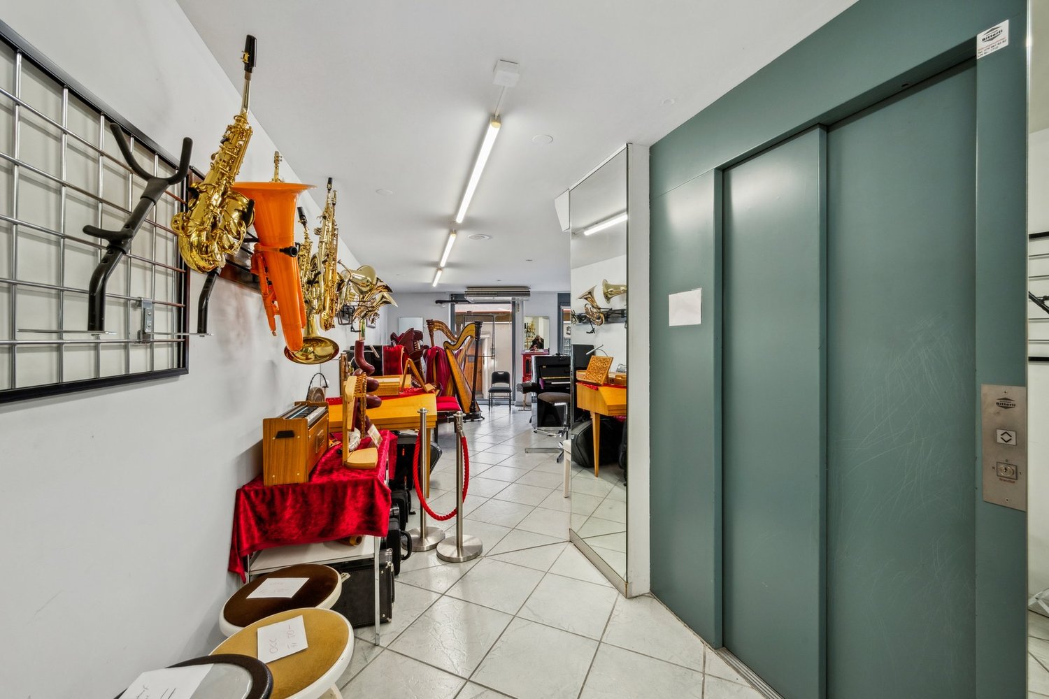 200m² shop