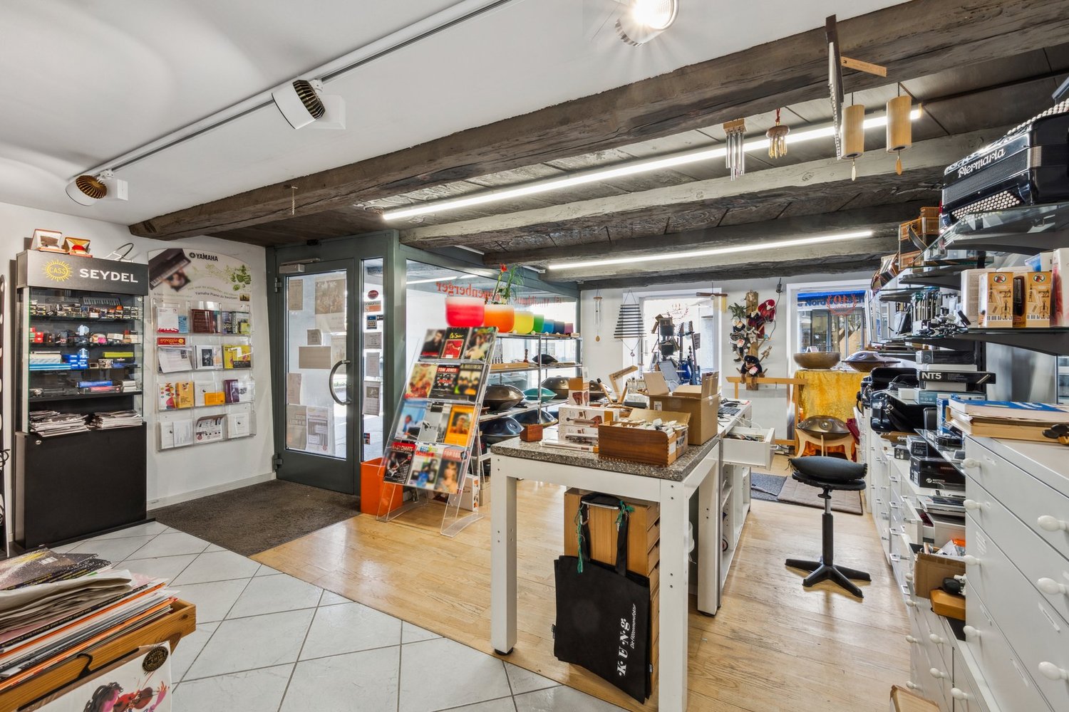 200m² shop