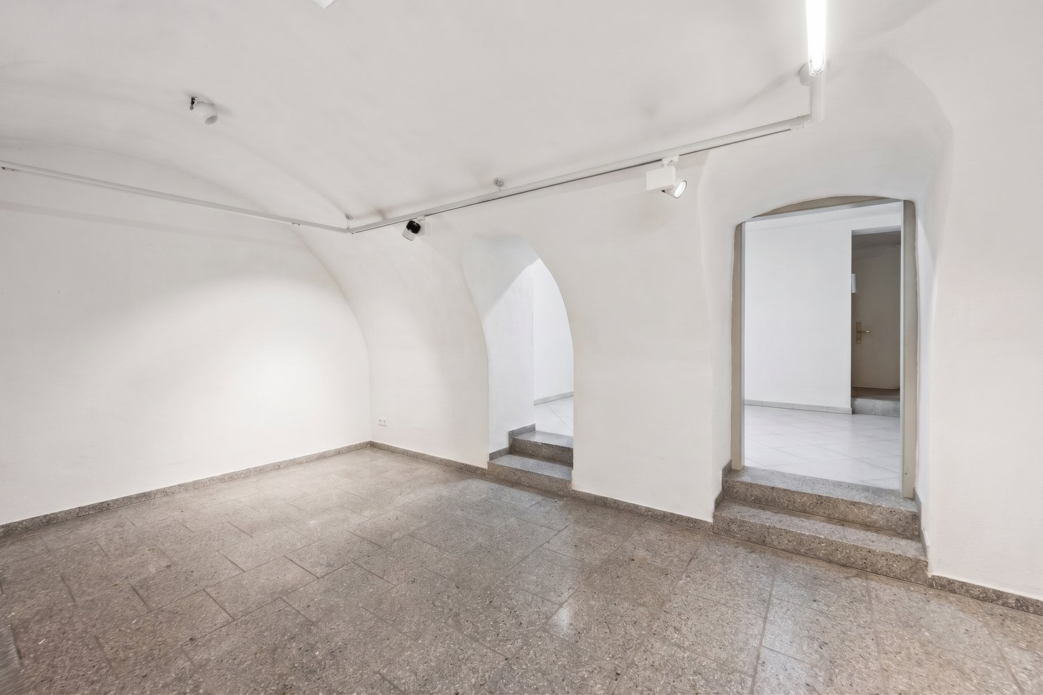 200m² shop
