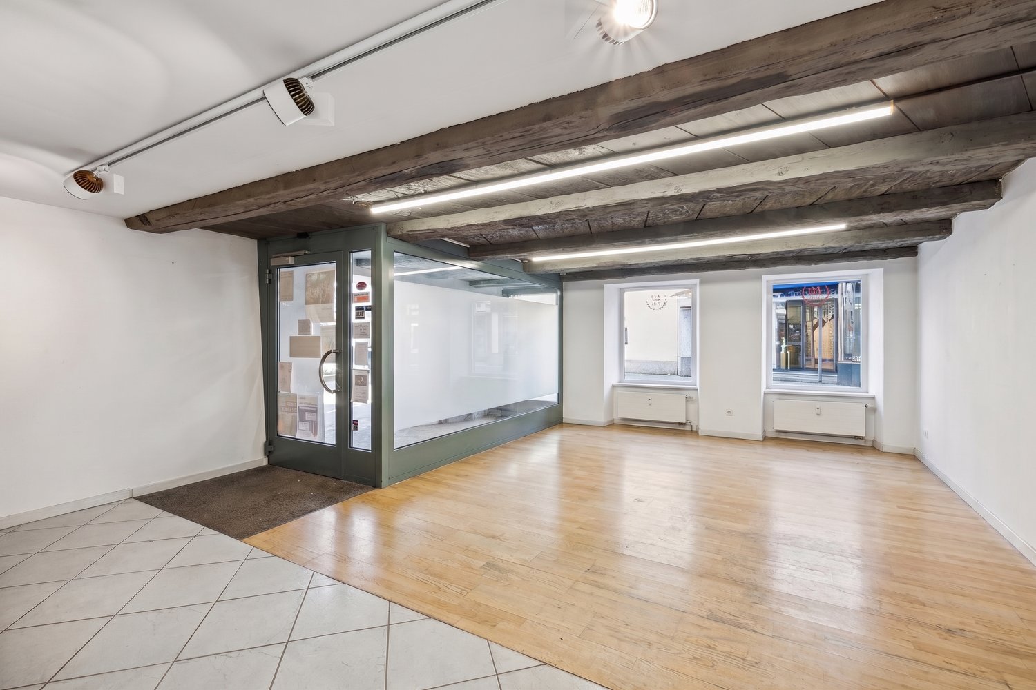 200m² shop