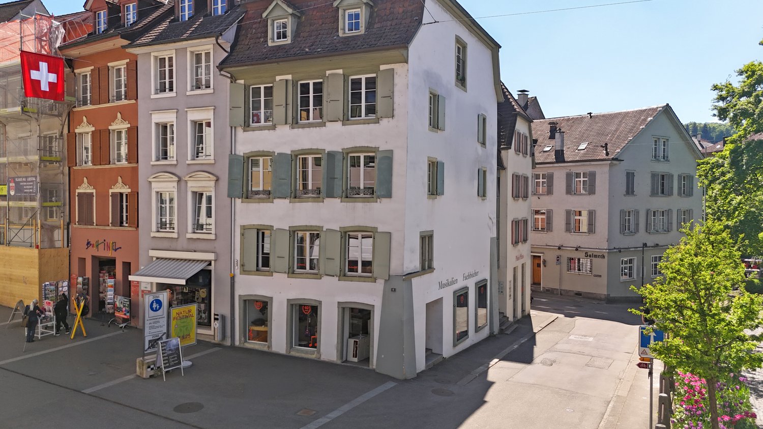 200m² shop