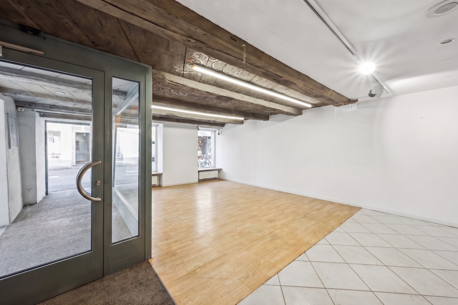 200m² shop