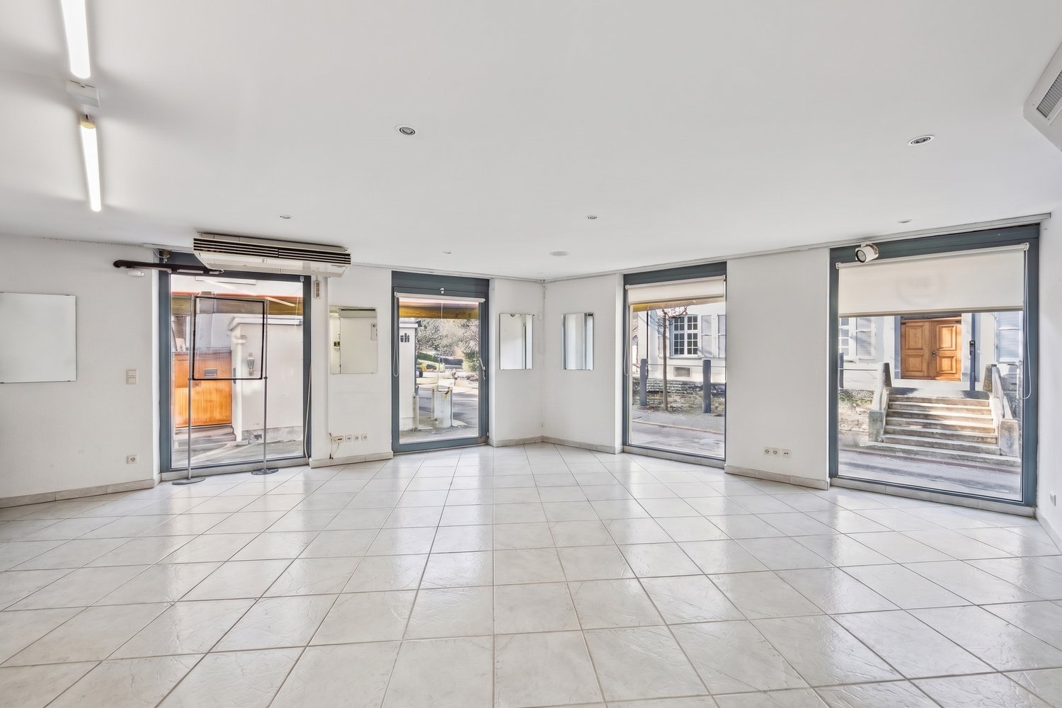 200m² shop