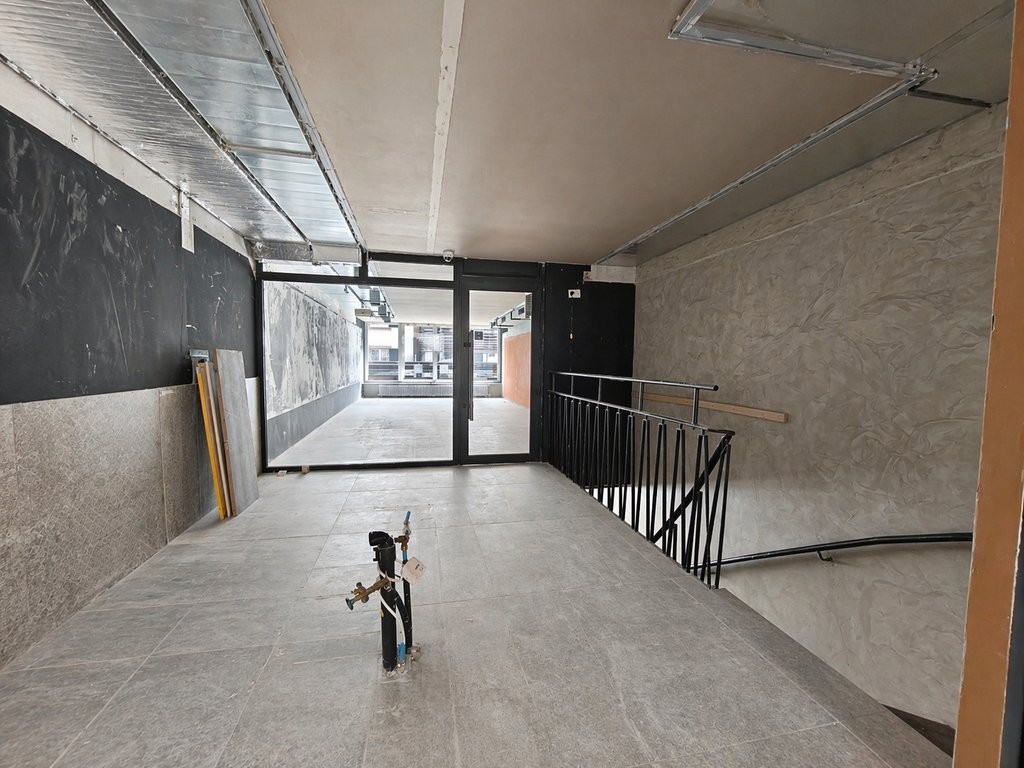 94m² shop