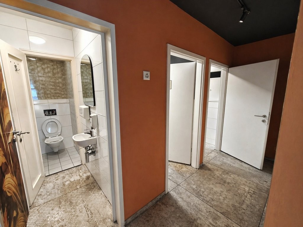 94m² shop