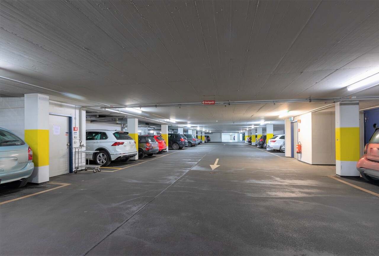 586m² office