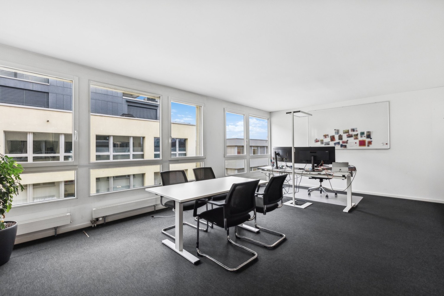 582m² office
