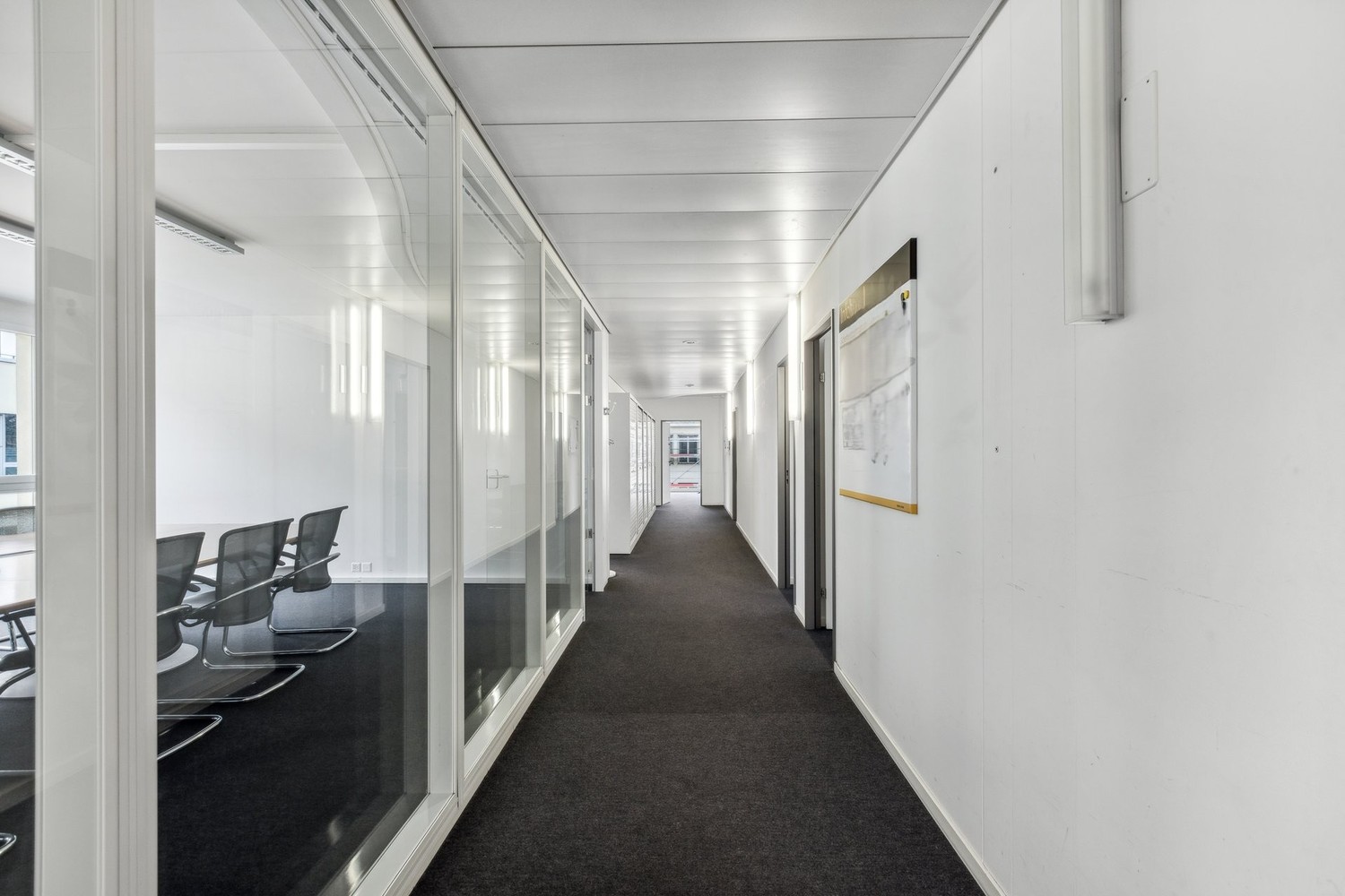 582m² office
