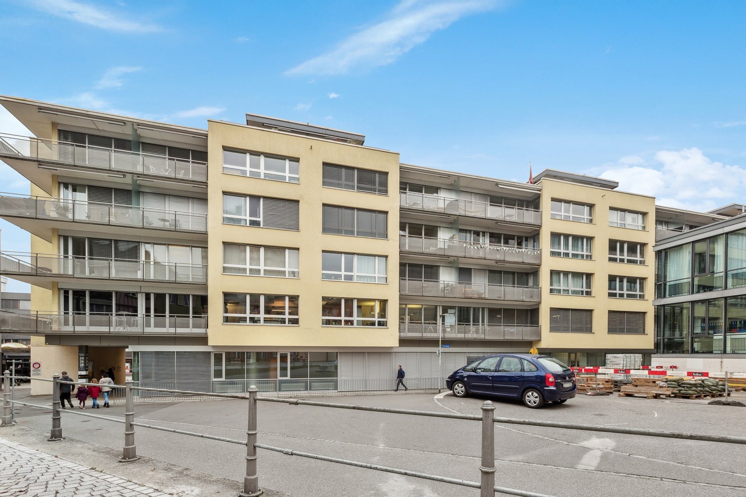 582m² office