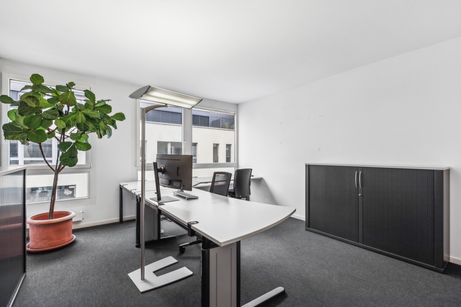 582m² office