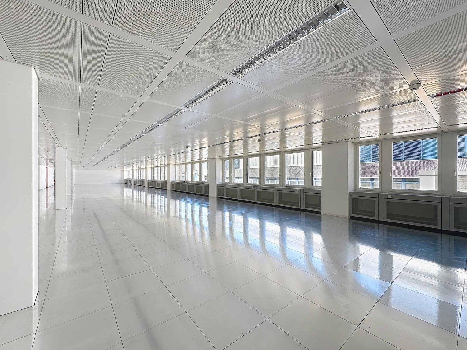 1'262 m² Büro, Foto 3 von 8
