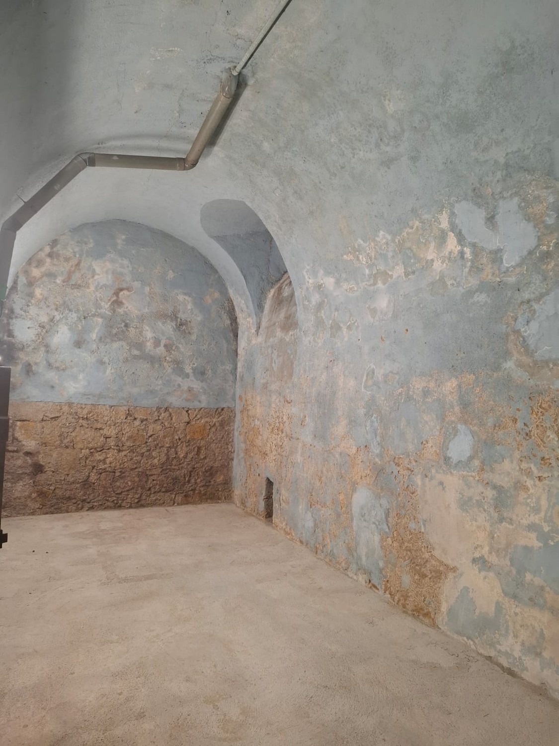 Bureau de 26m²

La cave voûtée particulière avec une hauteur sous plafond d'environ 4 m offre beaucoup d'espace sur 26 m² et de nombreuses possibilités d'utilisation.

Idéal comme :

- Atelier
- Espace de stockage
- Pièce de loisirs
- Espace de travail créatif
- Studio ou atelier de travail
L'atmosp