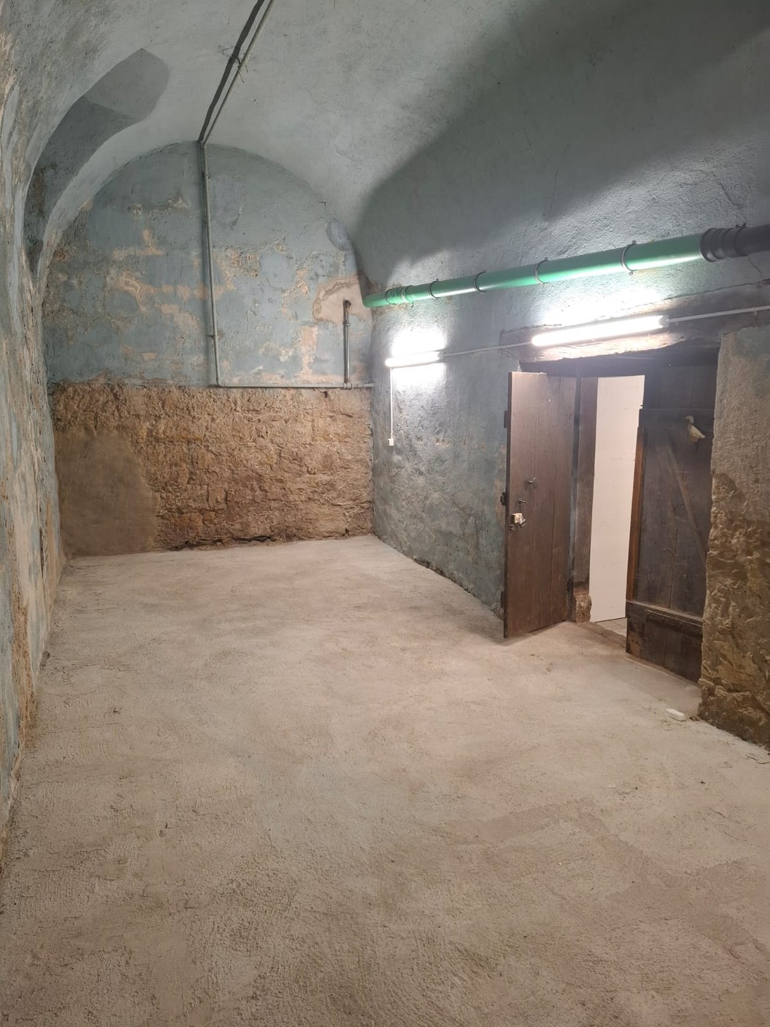 Bureau de 26m²

La cave voûtée particulière avec une hauteur sous plafond d'environ 4 m offre beaucoup d'espace sur 26 m² et de nombreuses possibilités d'utilisation.

Idéal comme :

- Atelier
- Espace de stockage
- Pièce de loisirs
- Espace de travail créatif
- Studio ou atelier de travail
L'atmosp