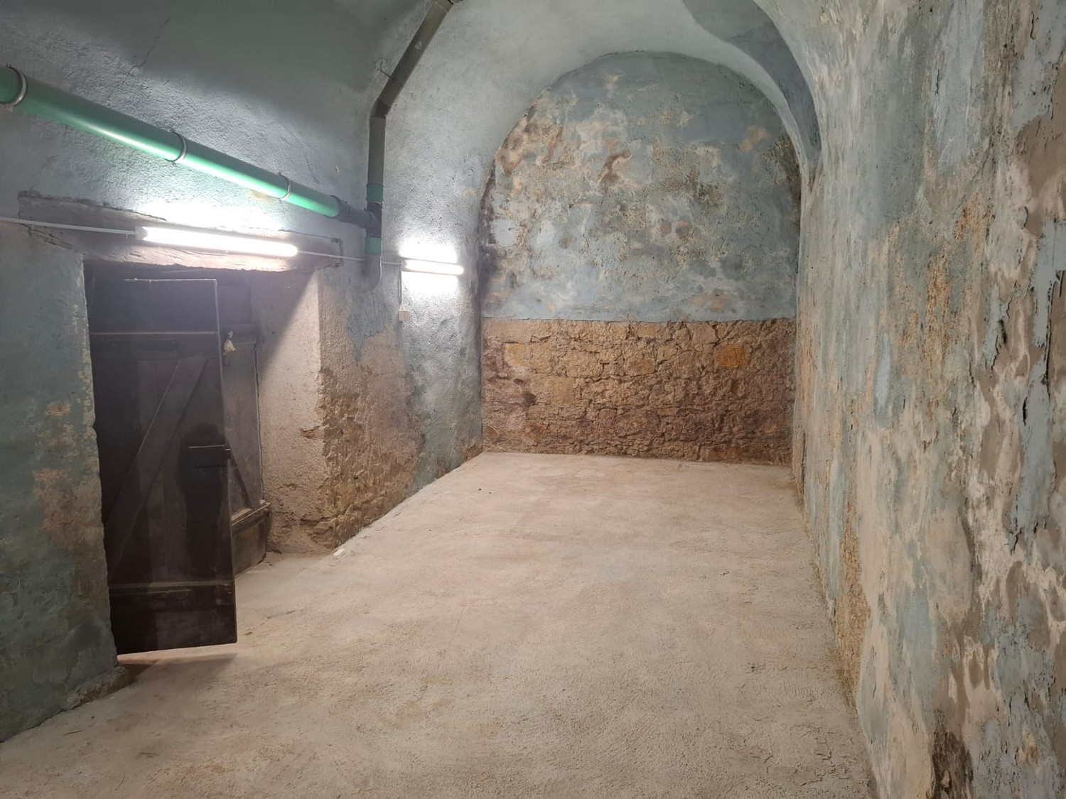Bureau de 26m²

La cave voûtée particulière avec une hauteur sous plafond d'environ 4 m offre beaucoup d'espace sur 26 m² et de nombreuses possibilités d'utilisation.

Idéal comme :

- Atelier
- Espace de stockage
- Pièce de loisirs
- Espace de travail créatif
- Studio ou atelier de travail
L'atmosp