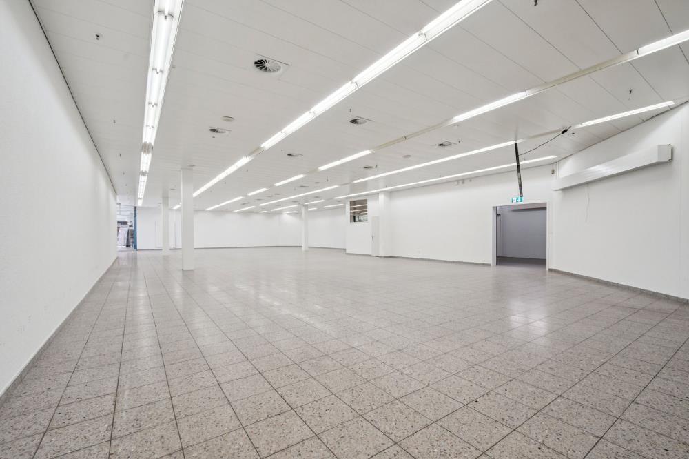 588m² shop