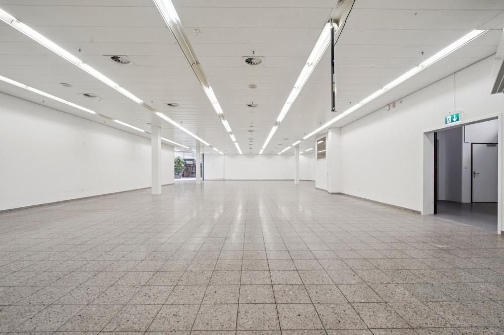 588m² shop