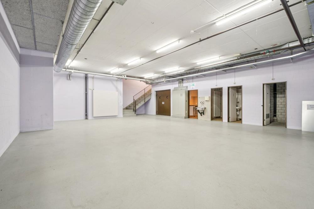 588m² shop