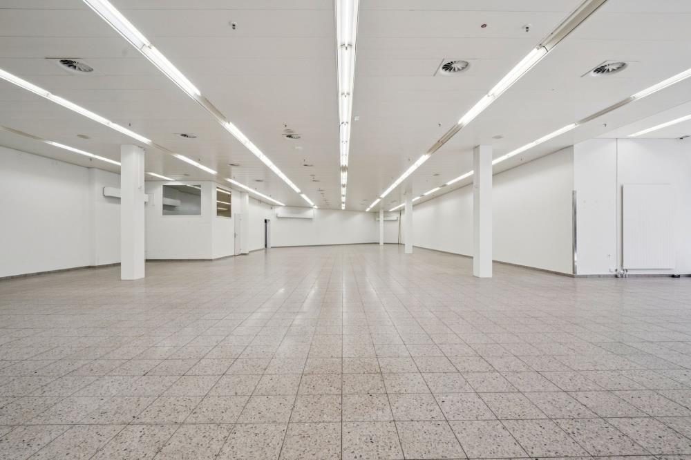 588m² shop