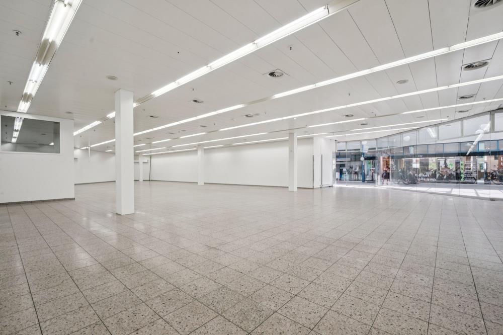 588m² shop