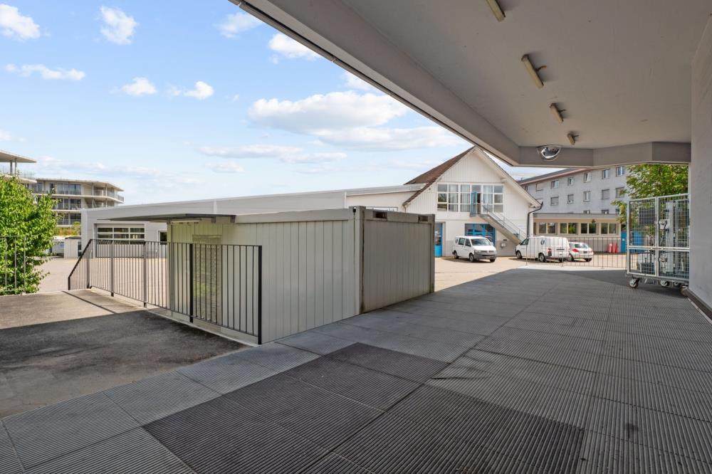 588m² shop