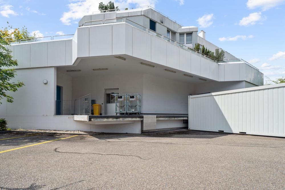 588m² shop