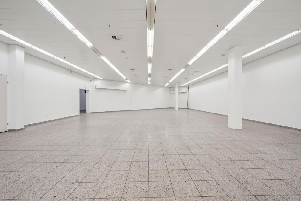 588m² shop