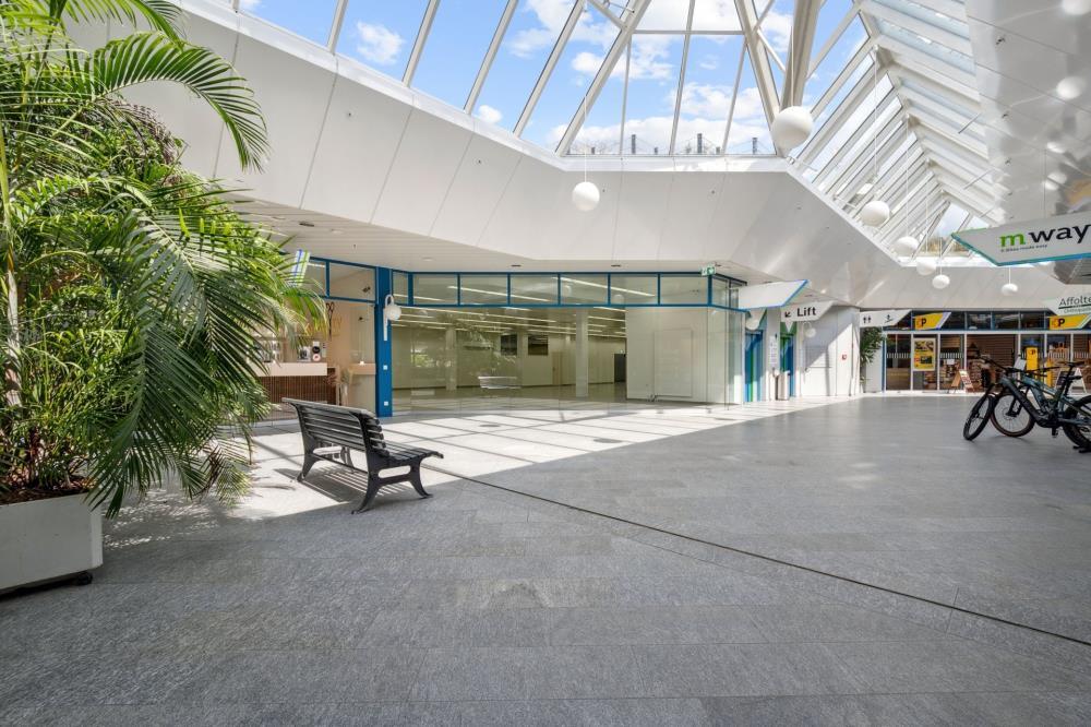 588m² shop