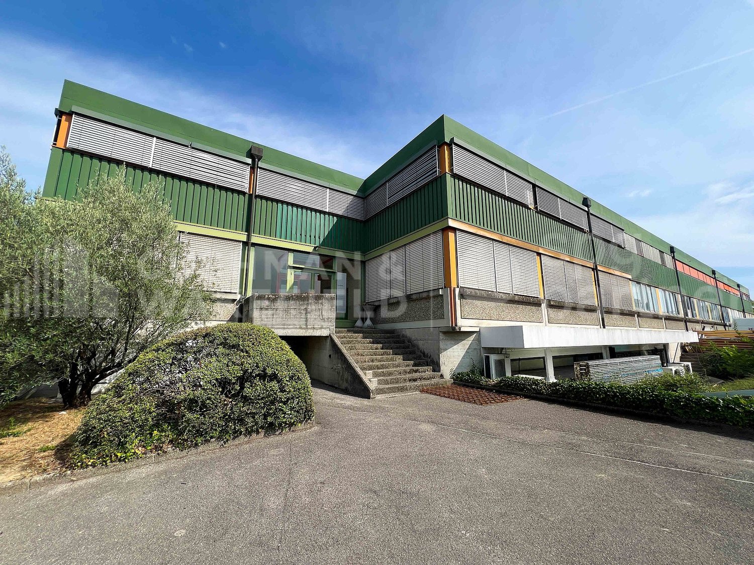 940m² workshop