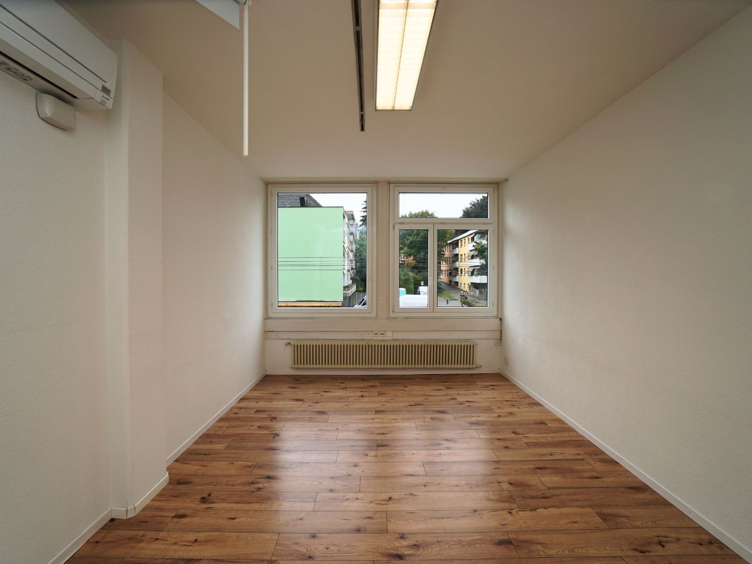 290m² office