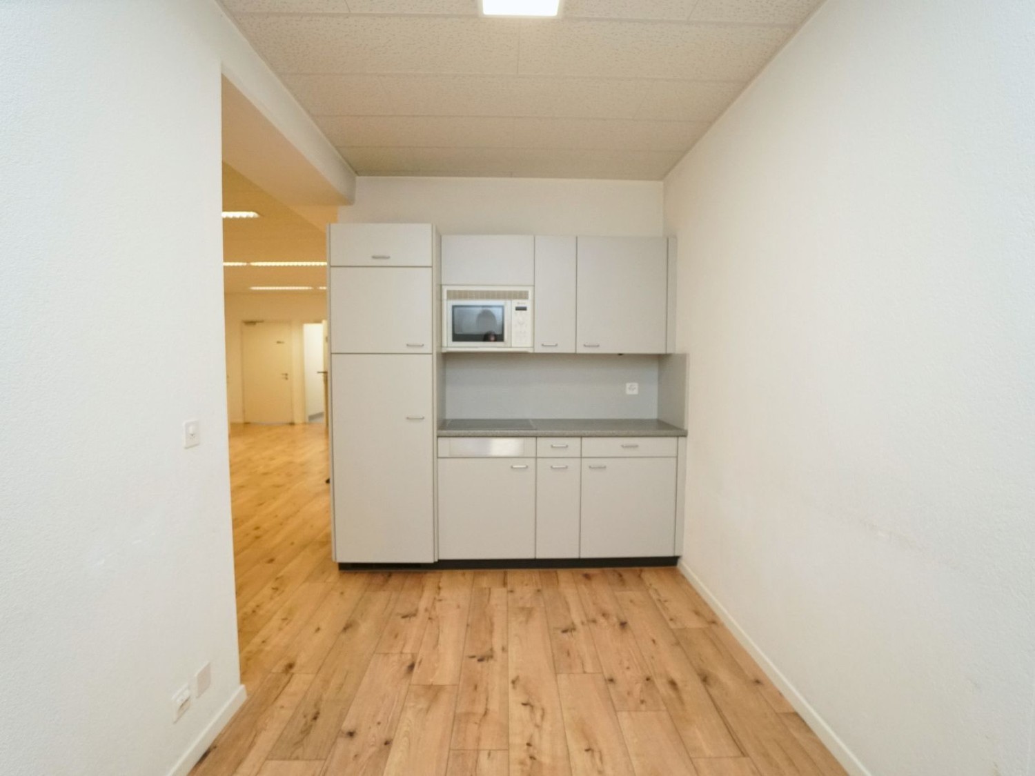 290m² office