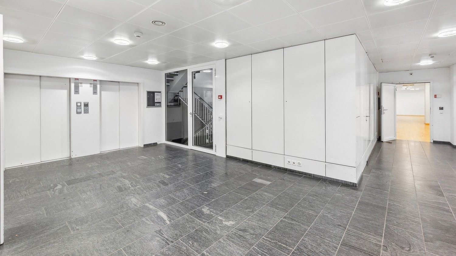 385m² office