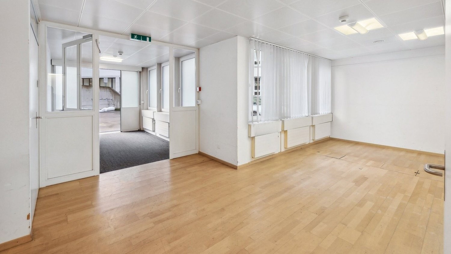 385m² office