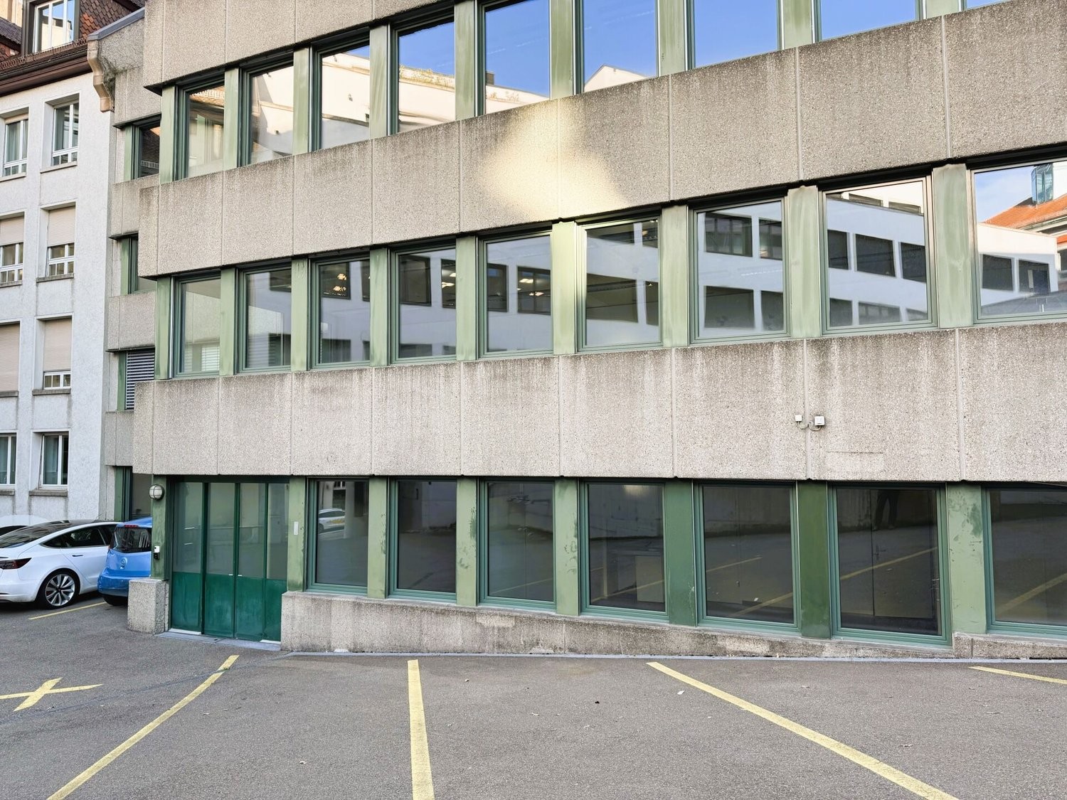 385m² office
