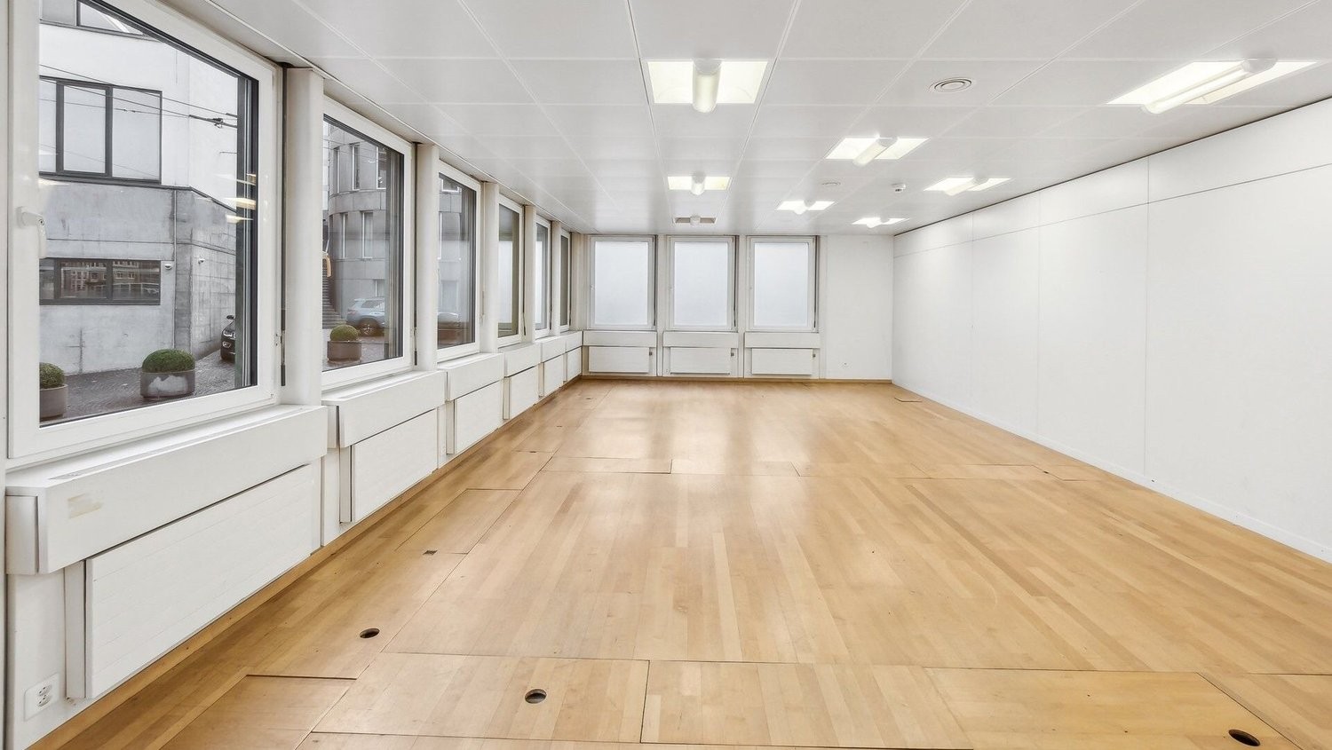 385m² office
