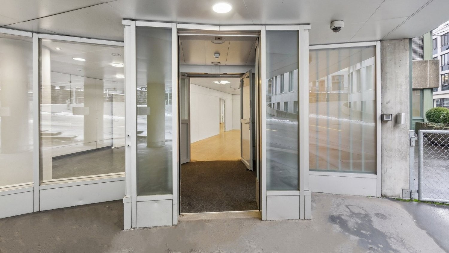 385m² office