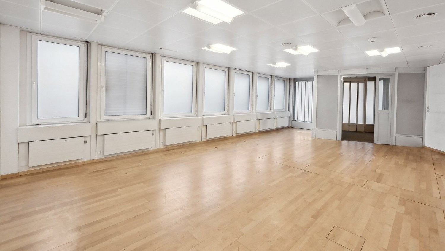 385m² office